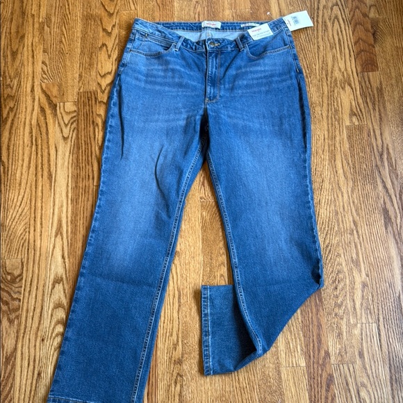 WOMEN'S WRANGLER HIGH RISE TRUE STRAIGHT LEG JEAN - Picture 2 of 4